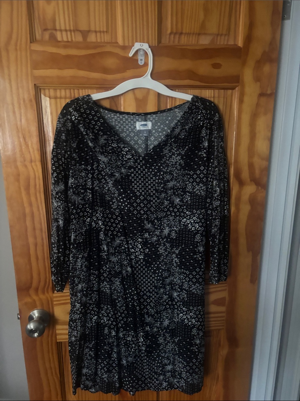 Old Navy Black and White Floral V-Neck Long Sleeve Dress